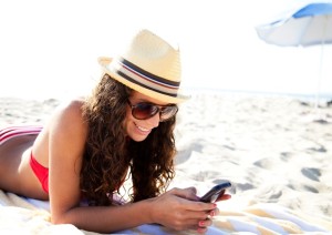 Daten-Diebstahl am Strand - auch davor sollten Sie sich im Urlaub schützen.