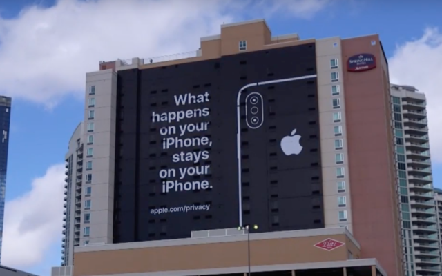 Apple trolls CES with giant “privacy” banner
